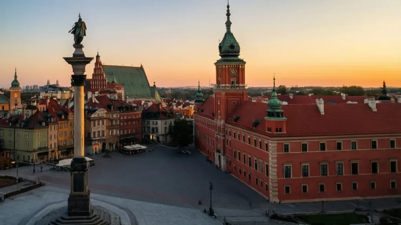 Zamek Królewski w Warszawie historia: przewodnik po odbudowie i zbiorach